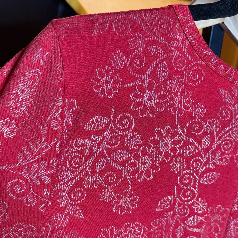 LuLaRoe Carly Swing Red Metallic Silver Floral Dress Size Medium Oversized - Picture 6 of 6